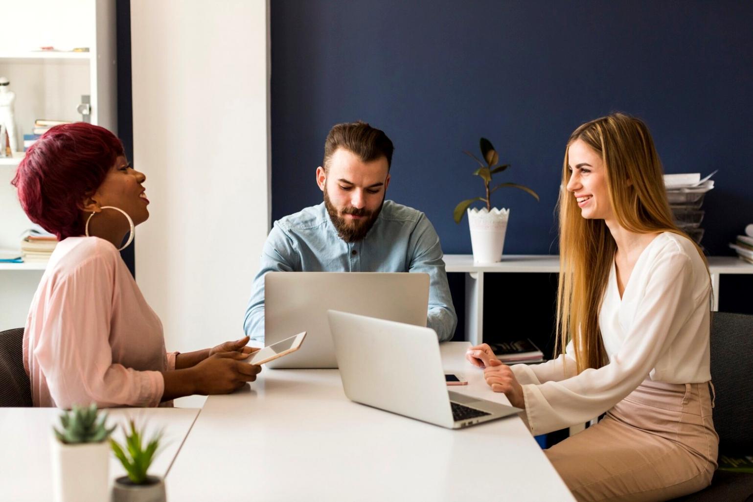 Profesionales trabajando en análisis financiero colaborativo